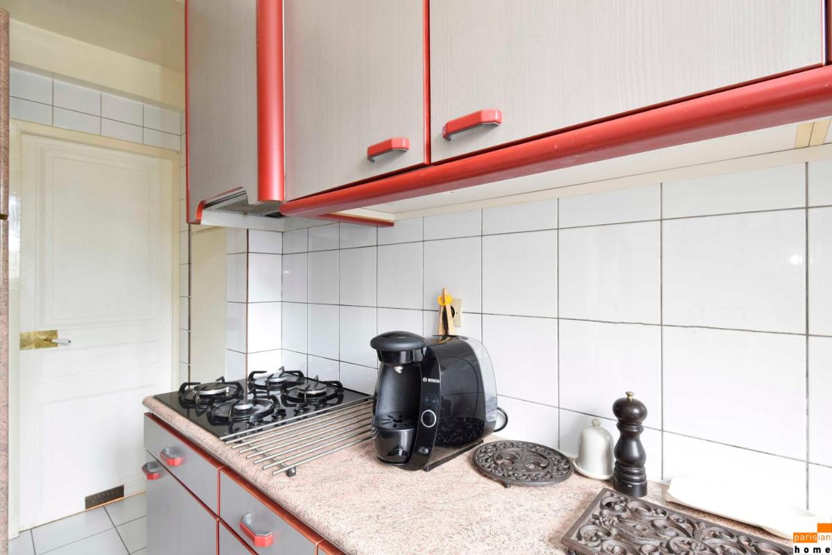 204340 - A two-room apartment with traditional chic style in the Marais - image 7