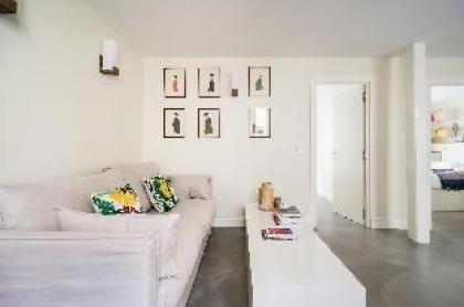 Gorgeous Urban Family Apartment - image 2