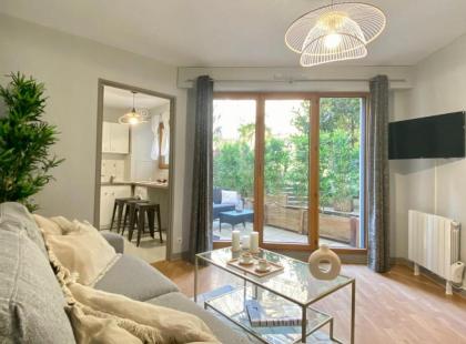 1607B - Wonderful apartment with terrace on garden 