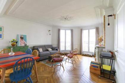 Bright Apartment On The Roofs Of Paris - image 1