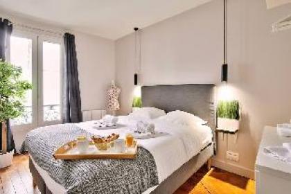 B 832 - Buttes Chaumont - Spacieux appartement