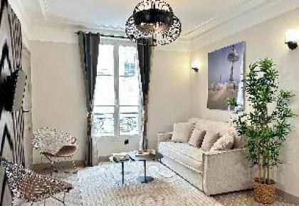 B 836 - Eiffel Tower View  - Parisian apartment