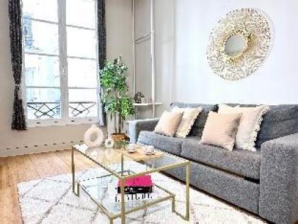 B 1630 - Champs Élysées - Best value
