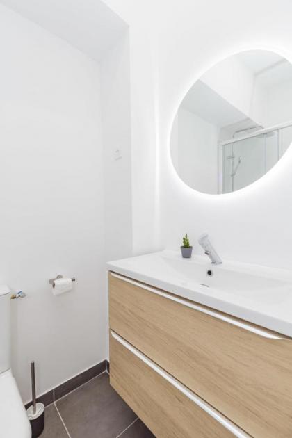 NICE 23 m Bright and Renovated - courtyard side - image 9