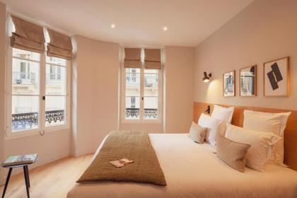 Tinah Paris Champs Elysees
