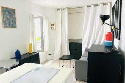 Unique and Bright Studio Apartment in Paris - image 10