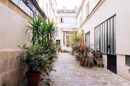 Unique and Bright Studio Apartment in Paris - image 12