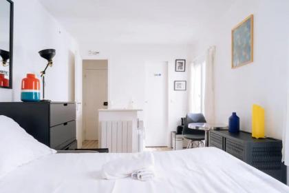Unique and Bright Studio Apartment in Paris - image 13