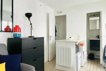 Unique and Bright Studio Apartment in Paris - image 15