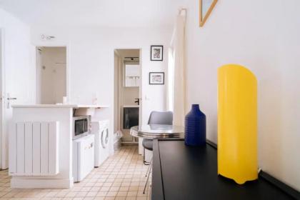 Unique and Bright Studio Apartment in Paris - image 19