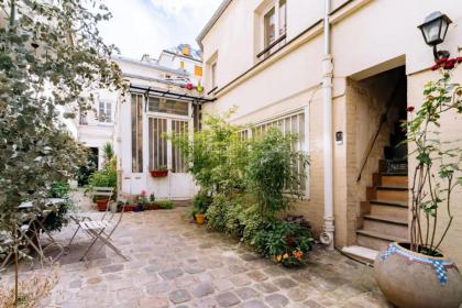 Unique and Bright Studio Apartment in Paris - image 2