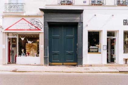 Unique and Bright Studio Apartment in Paris - image 23