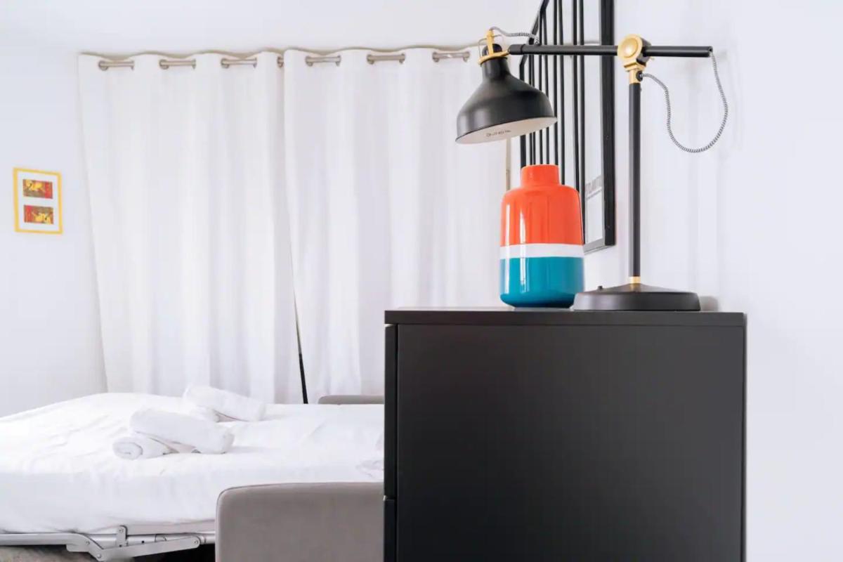 Unique and Bright Studio Apartment in Paris - image 4