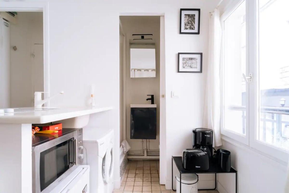 Unique and Bright Studio Apartment in Paris - image 5