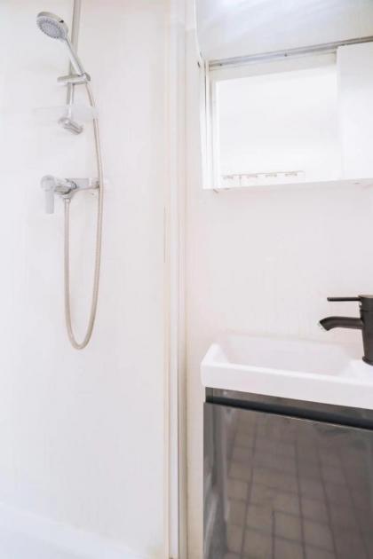 Unique and Bright Studio Apartment in Paris - image 6