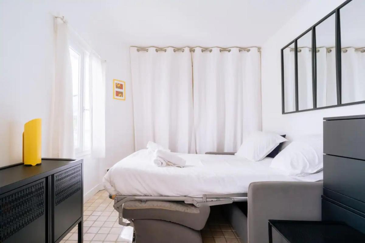 Unique and Bright Studio Apartment in Paris - image 7
