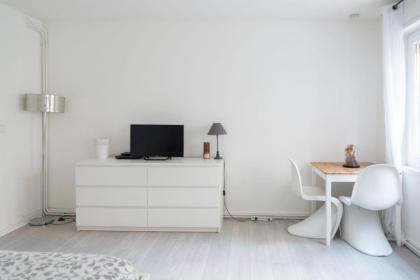 Large and bright studio in the heart of Montmartre - image 3