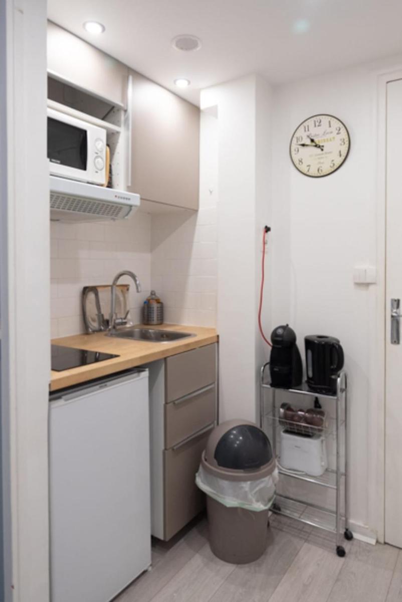 Large and bright studio in the heart of Montmartre - image 5