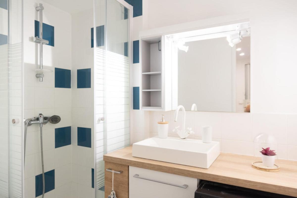 Large and bright studio in the heart of Montmartre - image 6