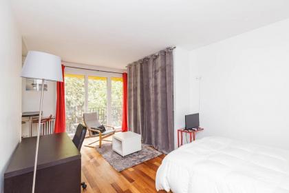 A cosy nest with a balcony near the Seine