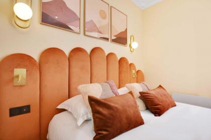 Parisian Dream Charming Apartment near Louvre - image 10
