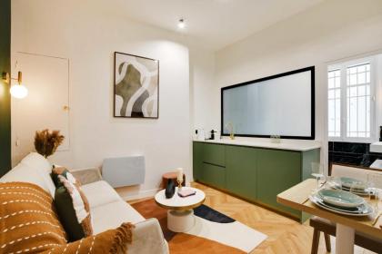Parisian Dream Charming Apartment near Louvre - image 11