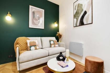 Parisian Dream Charming Apartment near Louvre - image 12