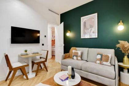 Parisian Dream Charming Apartment near Louvre - image 14