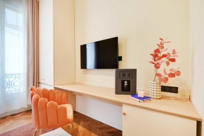 Parisian Dream Charming Apartment near Louvre - image 2