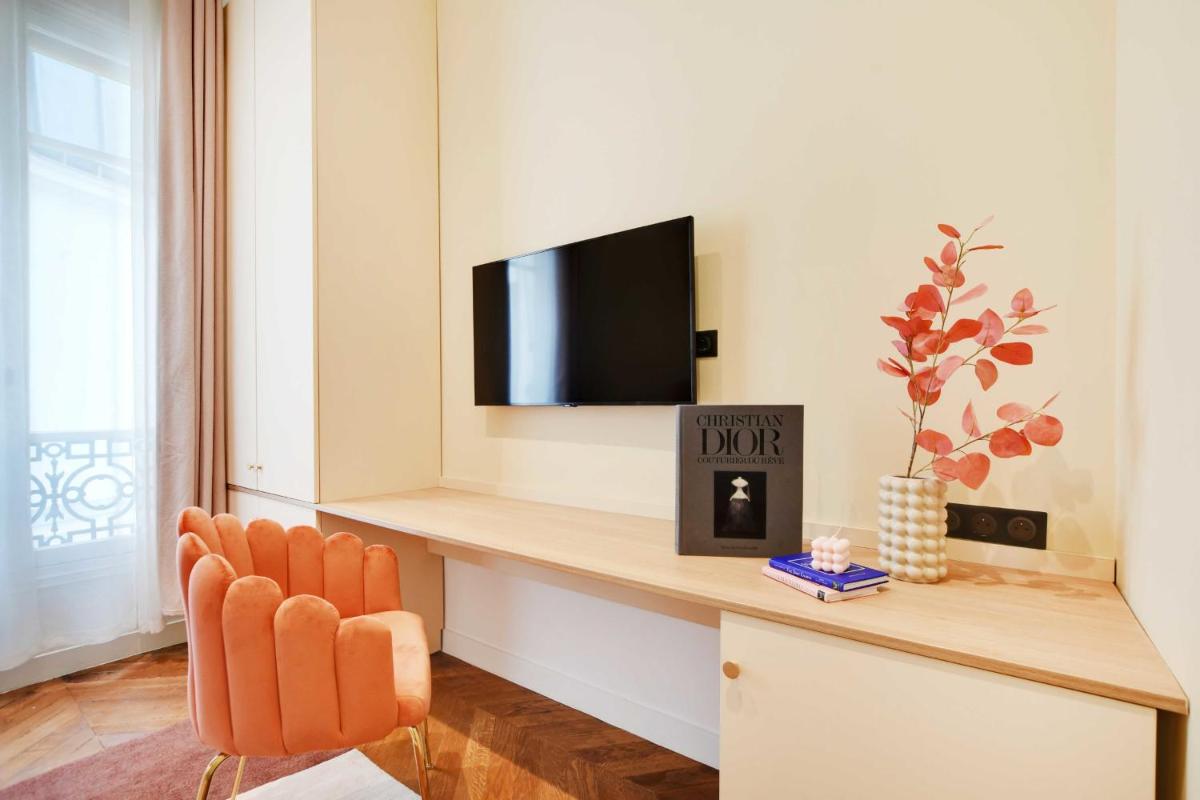Parisian Dream Charming Apartment near Louvre - image 2