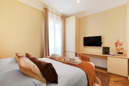 Parisian Dream Charming Apartment near Louvre - image 4