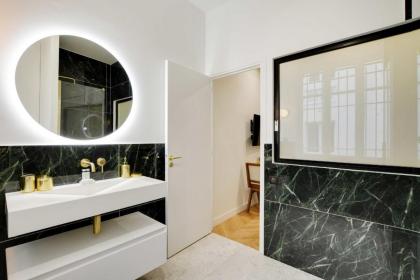 Parisian Dream Charming Apartment near Louvre - image 9
