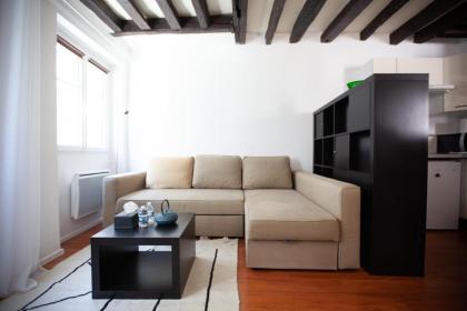 The Bastille Day apartment - image 29