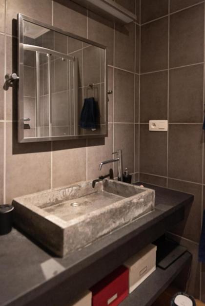 Bright and cozy apt in the heart of Belleville - image 10