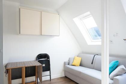 Bright studio with beautiful view in Paris