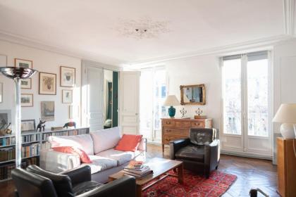 Beautiful 120m near the Sainte-Chapelle - image 2