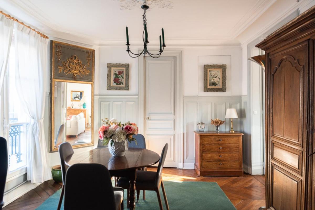 Beautiful 120m near the Sainte-Chapelle - image 3