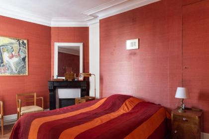 Beautiful 120m near the Sainte-Chapelle - image 5