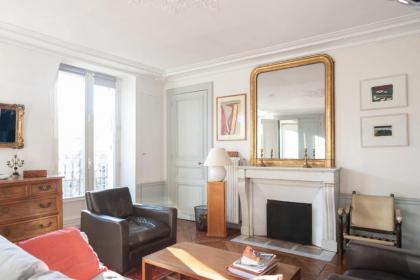 Beautiful 120m near the Sainte-Chapelle - image 6