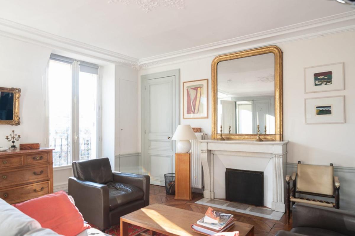 Beautiful 120m near the Sainte-Chapelle - image 6
