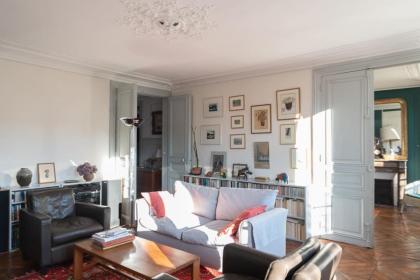Beautiful 120m near the Sainte-Chapelle - image 7