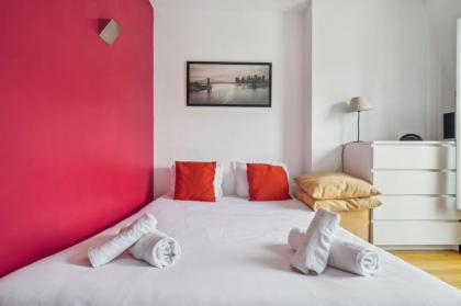 Charming Parisian Apartment - image 12