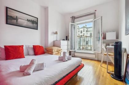 Charming Parisian Apartment - image 13
