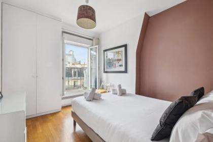 Charming Parisian Apartment - image 9