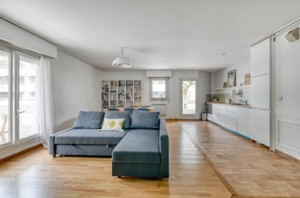 Apartment 3 bedrooms with balconies - image 14
