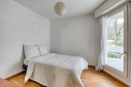 Apartment 3 bedrooms with balconies - image 8