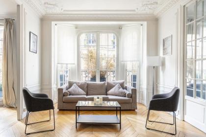 Luxury Living in Passy - image 2