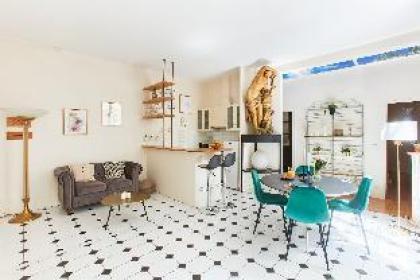 LOVELY 2BR IN THE HEART OF MADELEINE - image 2