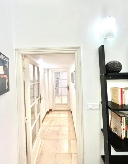 Cosy appartment in the marais district - image 11