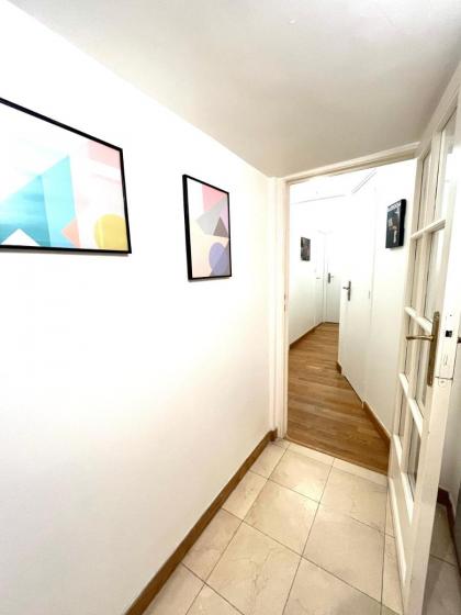 Cosy appartment in the marais district - image 13